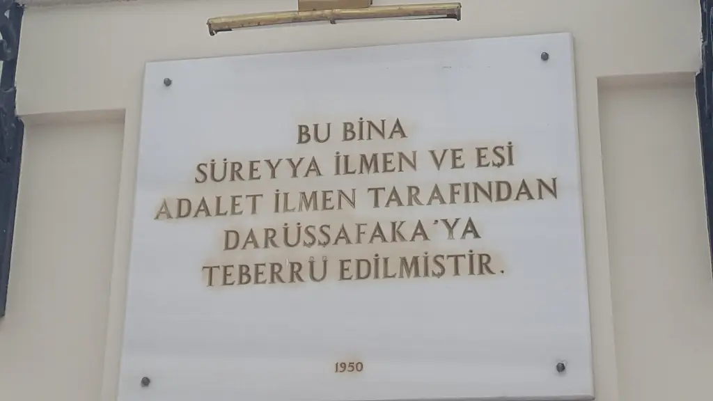 Süreyya Operası'nda bağış levhası; mermer üzerine yaldızlı harflerle yazı ve altta 1950 tarihi.