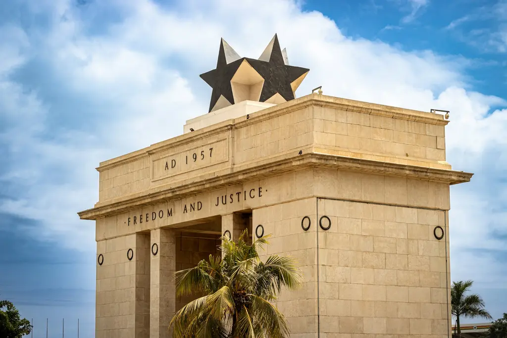 Gana'nın başkenti Accra'da Bağımsızlık Kemeri (Kara Yıldız Kapısı); üzerinde 'FREEDOM AND JUSTICE' ve 'AD 1957' yazıları, tepesinde siyah yıldız ve önünde palmiye.