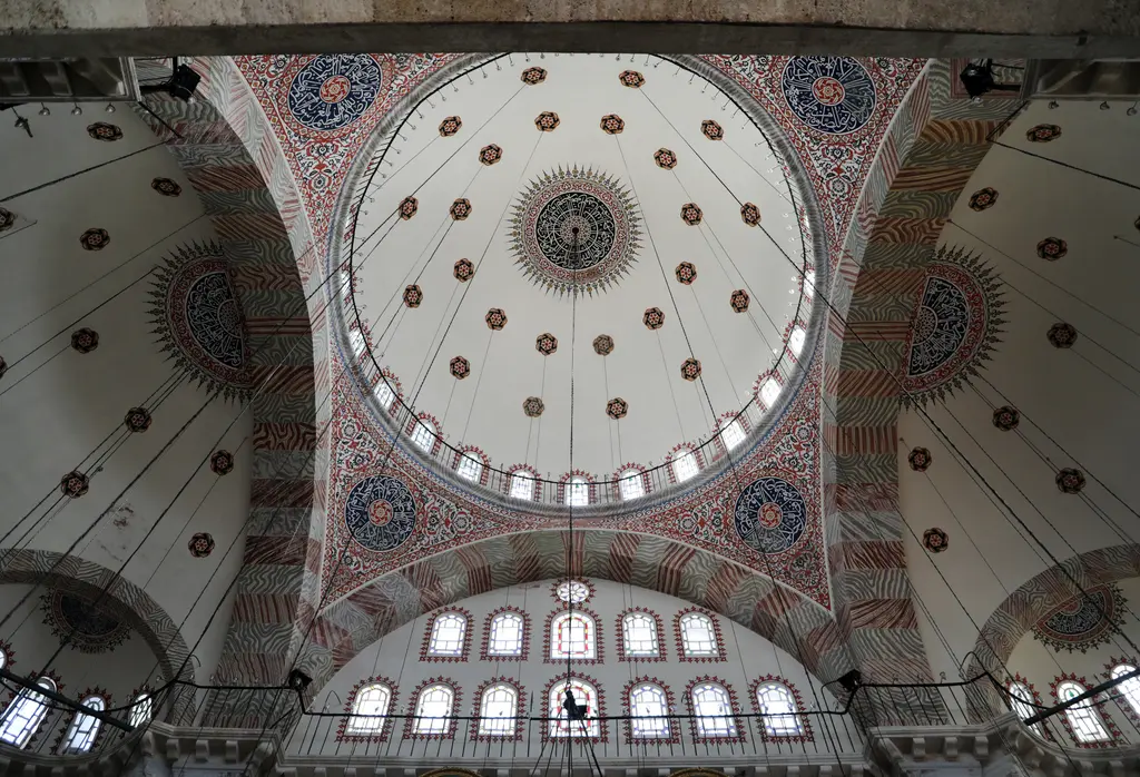 Kılıç Ali Paşa Camii'nin kubbesi; aşağıdan bakışta kırmızı ve lacivert kalem işi bezemeler, ortada yıldızlı göbek ve kasnaktaki pencere dizisi.