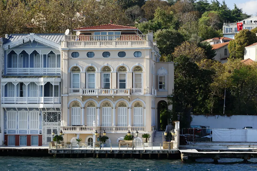 Kara Todori Yalısı; kemerli pencereli taş cephe, ahşap yan yalı, balkonlar ve önde rıhtım ile Boğaz.
