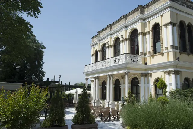 Yıldız Parkı'nda Malta Köşkü; kemerli pencereli krem rengi iki katlı cephe, önünde ağaçlar ve masalı bir teras.