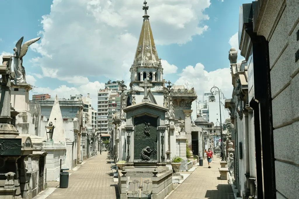 Buenos Aires'te Recoleta Mezarlığı; mermer anıt mezarlar, heykelli cepheler ve dar taş yollar.