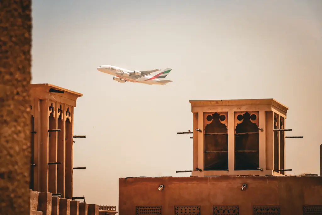 Eski Dubai'de Al Fahidi mahallesi; rüzgâr kuleli kum rengi evler ve dar geçitler.