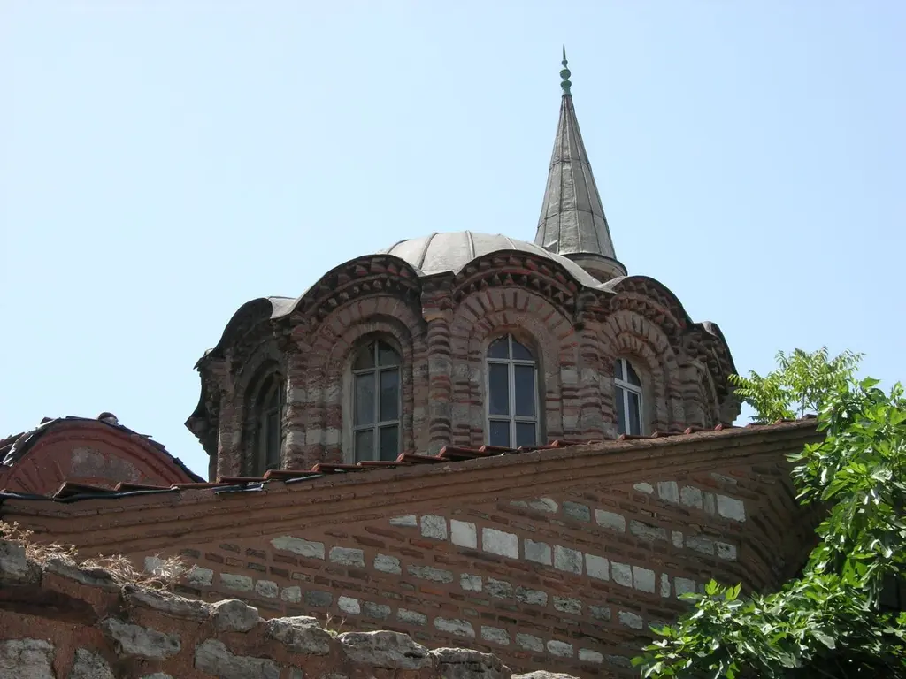 Vefa Kilise Camii'nin kubbe kasnağı kuzeydoğudan; tuğla silmelerle çerçevelenmiş kemerli pencereler, dalgalı saçak, diş sıraları, kurşun külah ve arkada minarenin külahı.