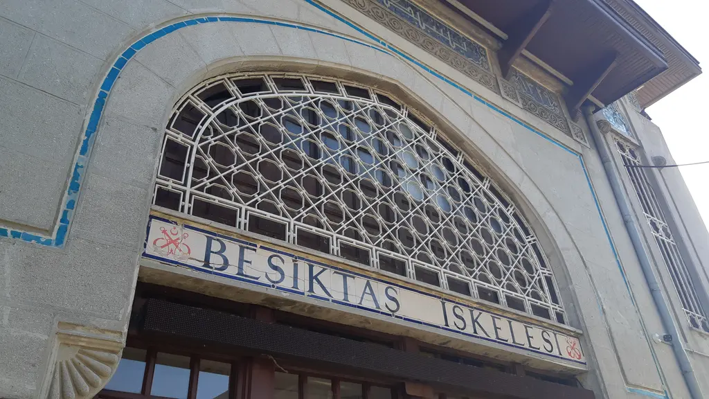 Beşiktaş iskelesinin girişi; çini çerçeveli kemer, altında demir şebekeli yarım daire pencere ve "Beşiktaş İskelesi" yazısı.