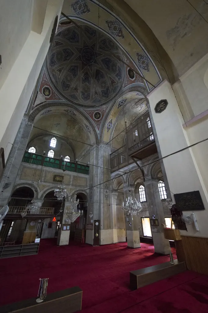 Gül Camii'nde köşeden iç mekân; kalem işli merkezî kubbe, yüksek sivri kemerler, yeşil korkuluklu galeriler ve sağda ahşap hünkâr mahfili.