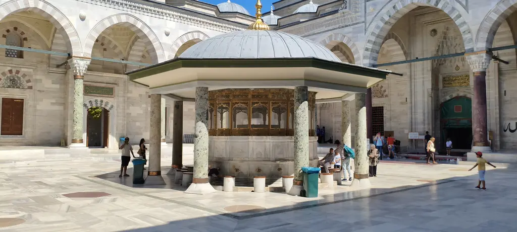Avlunun ortasındaki şadırvan; sekiz sütunun taşıdığı kurşun kaplı kubbe, altında mermer tekne ve çevresinde revak kemerleri.