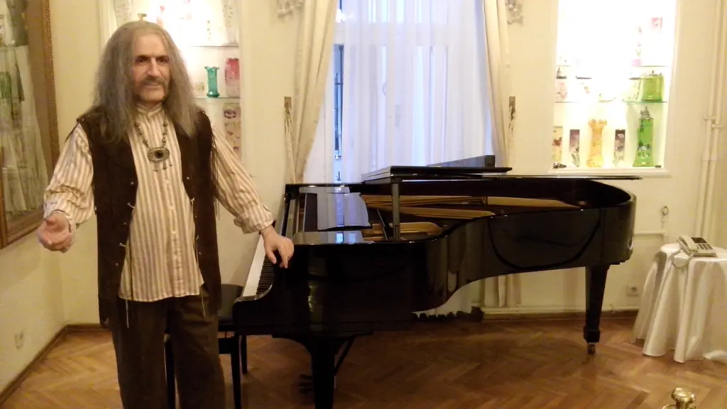 Barış Manço Müzesi'nde salon; sanatçının balmumu figürü, siyah kuyruklu piyano, perdeli pencereler ve vitrinler.