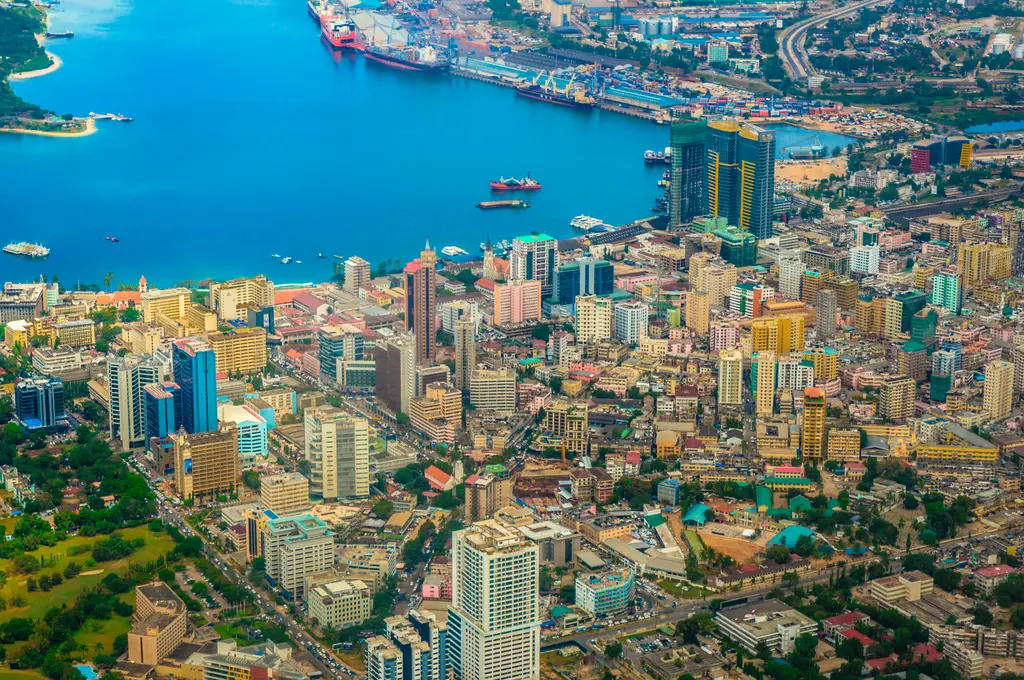 Dar es Salaam; Hint Okyanusu kıyısındaki modern gökdelenler ve liman manzarası.