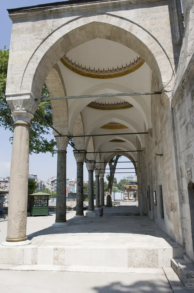 Murat Paşa Camii son cemaat yeri; sivri kemerler, sütun başlıkları, kubbelerin iç yüzü ve arkada ağaçlı avlu.