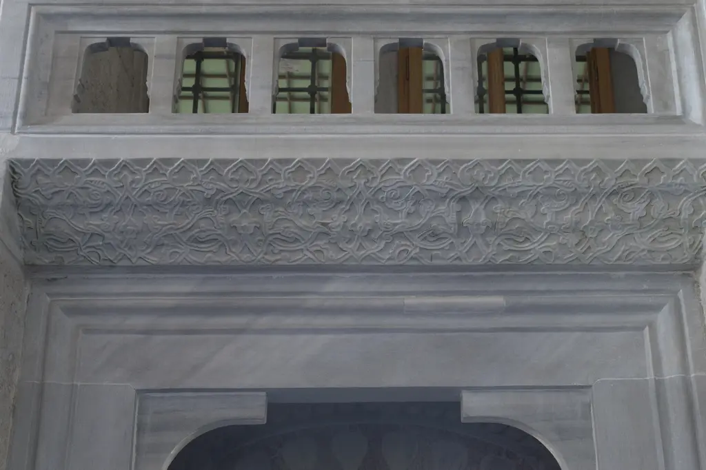 Azapkapı Sokullu Mehmed Paşa Camii'nde mahfil; üstte ahşap kafesli pencereler, altta mermere oyulmuş kıvrık dallı geçme bezeme.