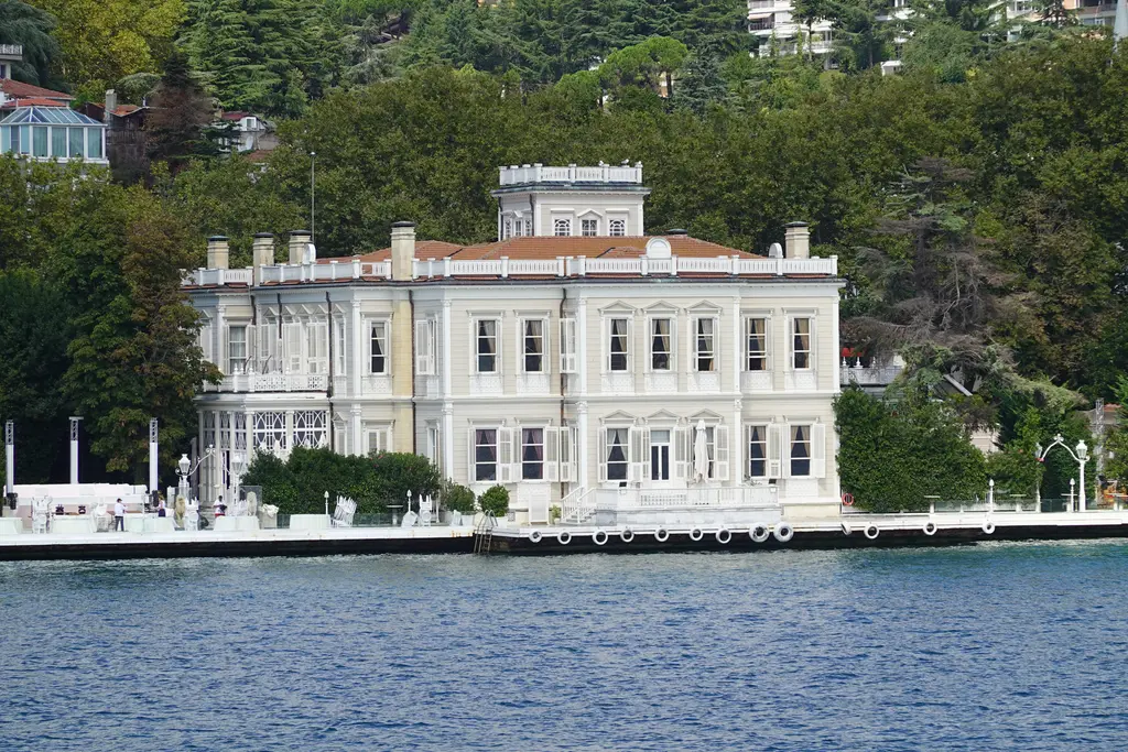 Said Halim Paşa Yalısı; geniş beyaz cephe, yan yana pencereler, Türk bayrağı ve önde uzun rıhtım.