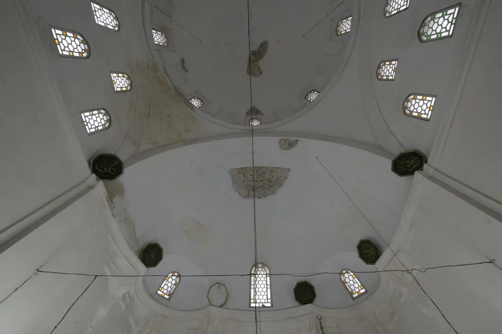 Rum Mehmed Paşa Camii'nde kubbe; aşağıdan bakışla pencereli ana kubbe, mihrap yönündeki yarım kubbe ve hat madalyonları.