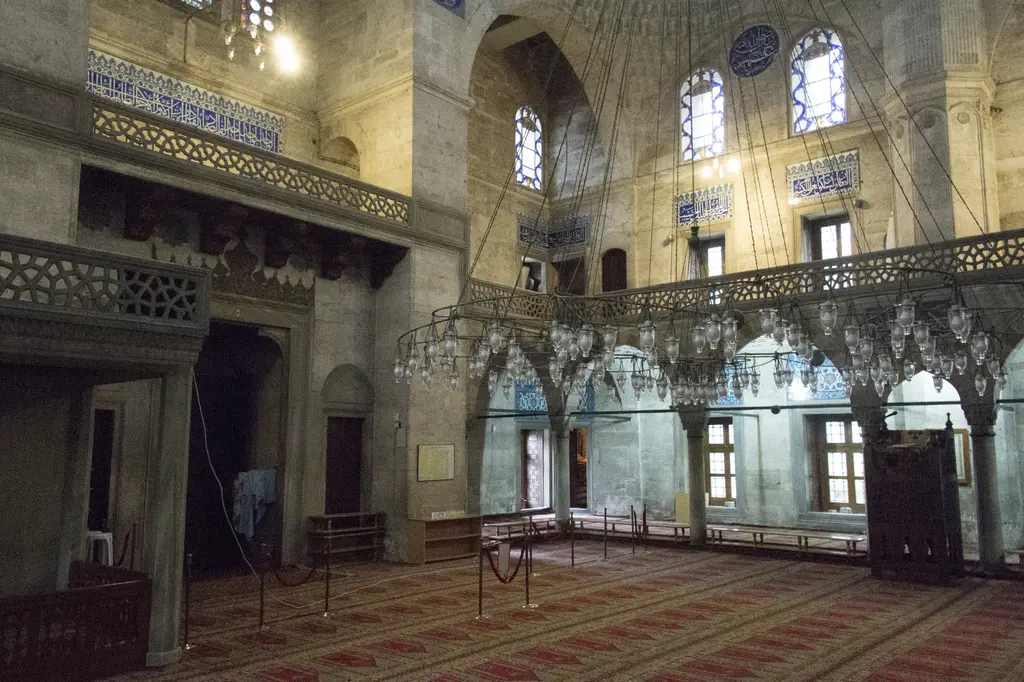 Sokullu Mehmed Paşa Camii'nin harimi; iki yandaki mahfiller, sıra sıra pencereler, kırmızı halı ve duvarlardaki çini panolar.