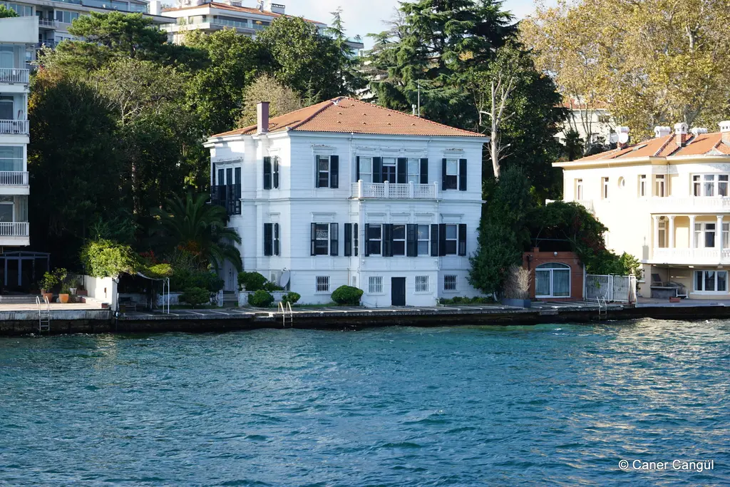 Mısırlı Ebubekir Ratip Yalısı; beyaz cephe, kiremit çatı, yeşil koru ve sağda başka bir yalı.