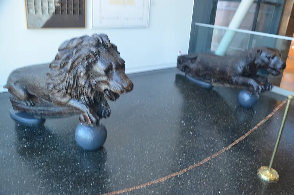 İstanbul Deniz Müzesi'nde gemi baş figürleri; koyu renkli ahşaptan oyulmuş iki aslan, ön ayakları birer küre üzerinde.