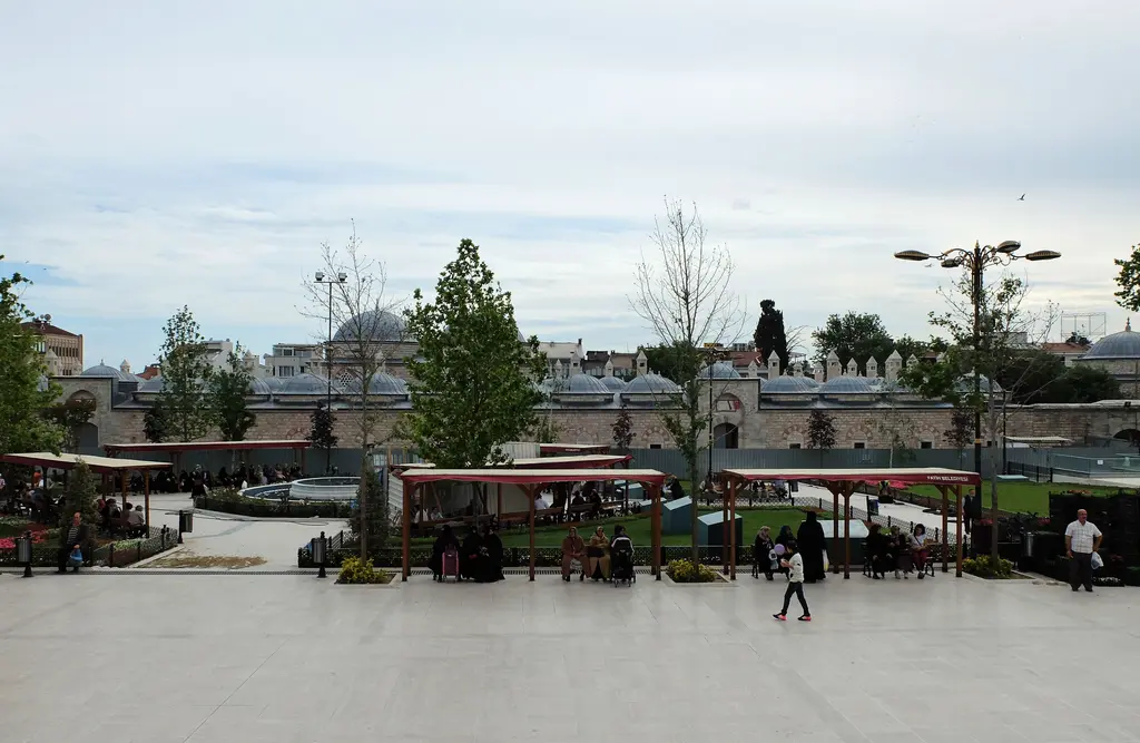 Fatih Külliyesi'nde medrese sırası; önde geniş açık taş meydan ile tenteli oturma yerleri, arkada uzun taş bina boyunca küçük kurşun kubbe ve baca dizisi.