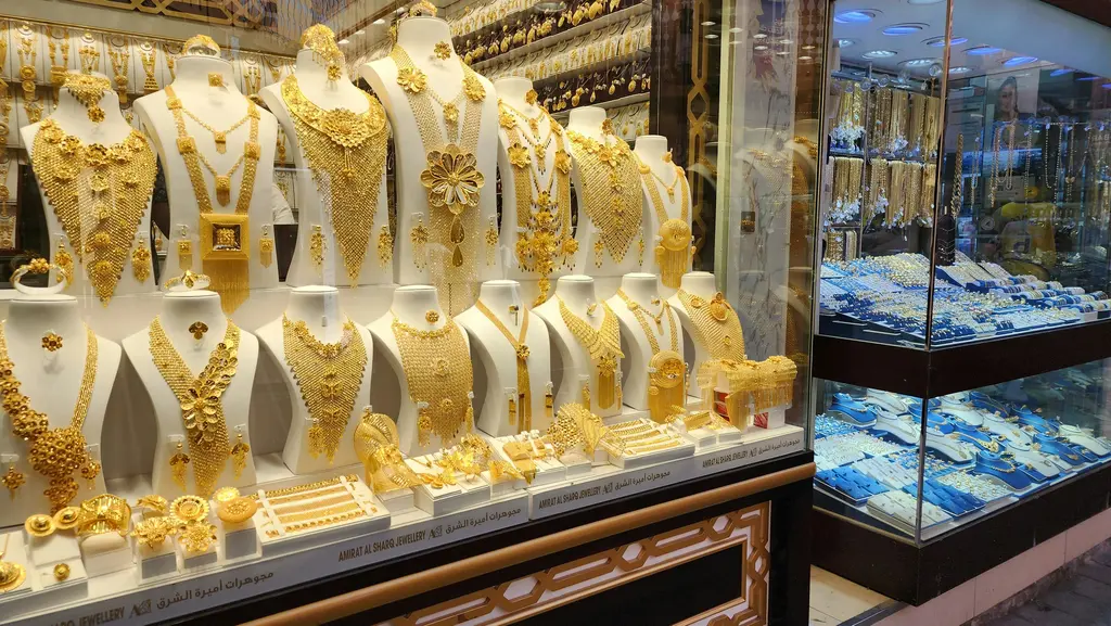 Dubai Deira'da Altın Çarşısı; vitrinleri altın takılarla dolu üstü kapalı çarşı sokağı.