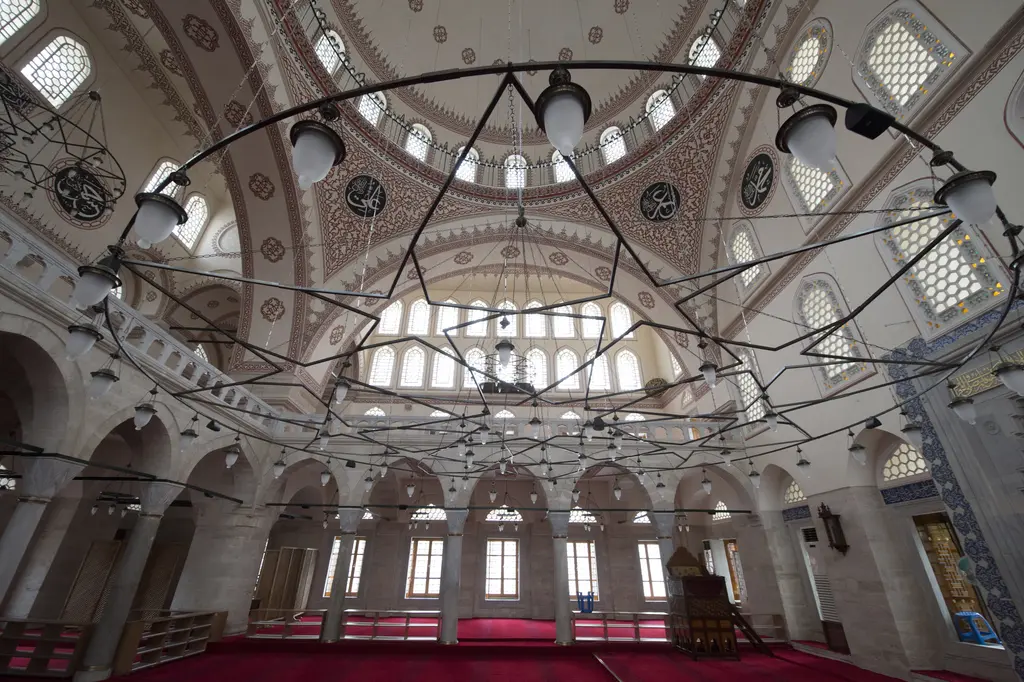 Zal Mahmud Paşa Camii'nin kubbesi; aşağıdan bakışla kalem işi süslemeler, pencereli kasnak, hat levhaları ve avize çemberi.
