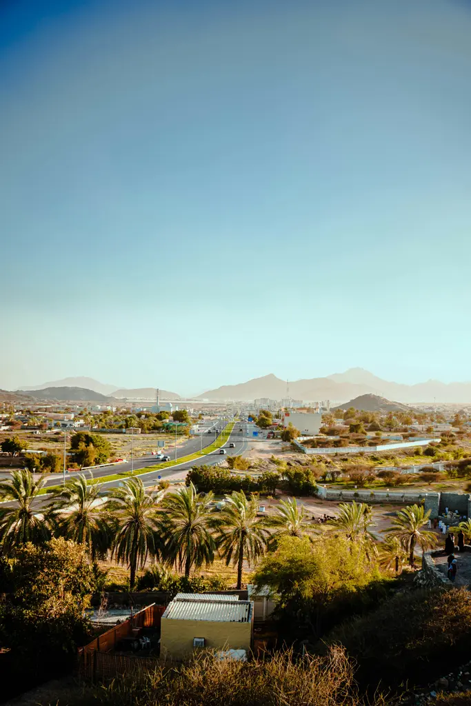 Fujairah'ta doğu kıyısı; Hacar Dağları'nın eteğindeki plaj ve Umman Körfezi.