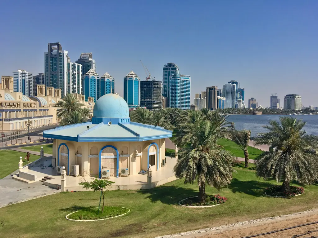 Sharjah'ta İslami mimari; cami kubbeleri, çarşı yapıları ve su kıyısı.