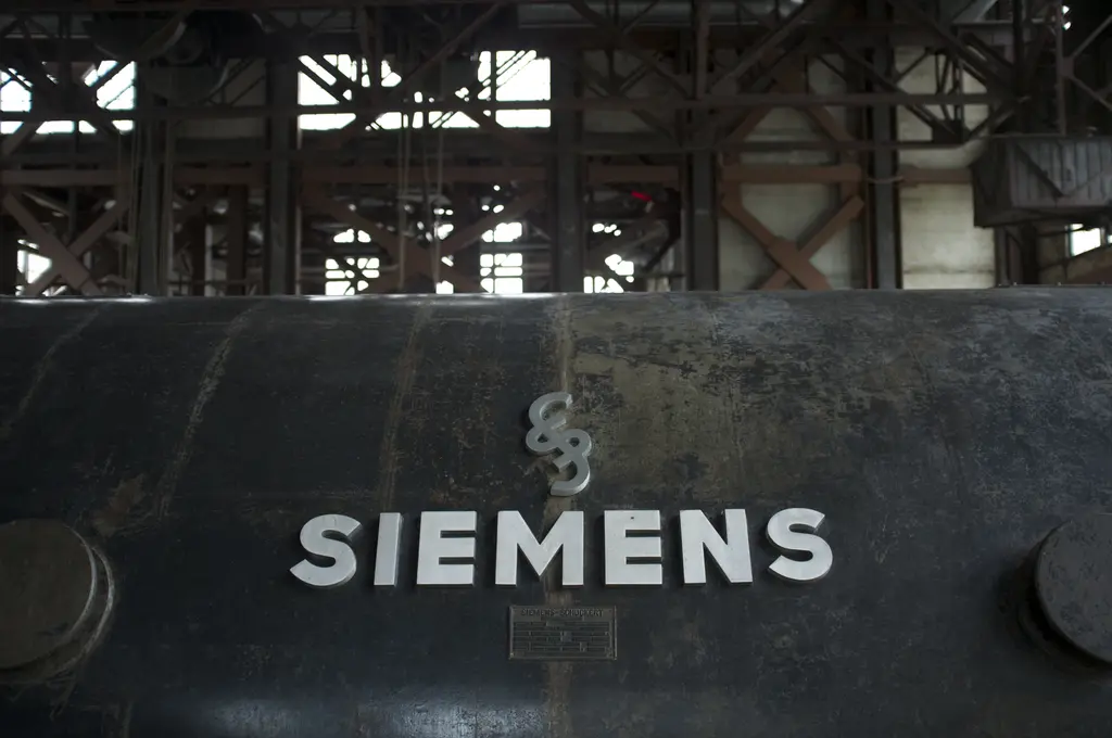 Enerji Müzesi'nde Siemens grubu; siyah metal gövde üzerinde gümüş harflerle SIEMENS yazısı, arkada çelik iskele ve pencereler.