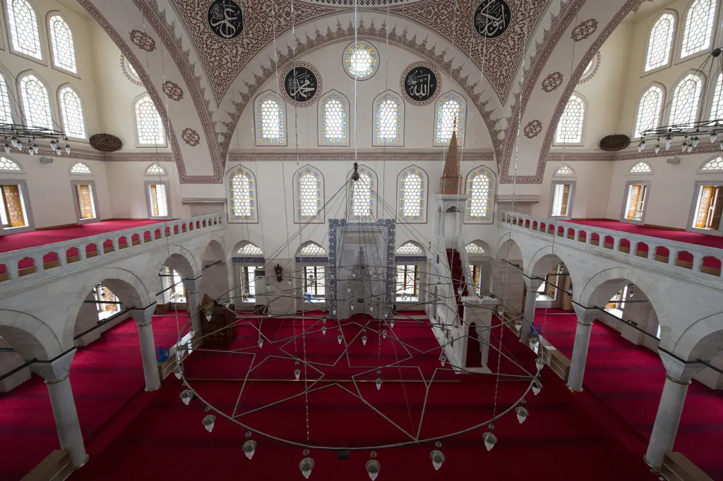 Zal Mahmud Paşa Camii'nin harimi; yukarıdan bakışla kırmızı halı, avize çemberi, mihrap ve minber, iki yanda sütunlu mahfiller.