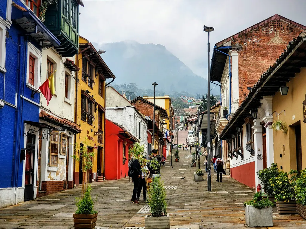 Bogotá'da La Candelaria; canlı renklere boyanmış sömürge evleri, ahşap balkonlar ve dik taş sokak.