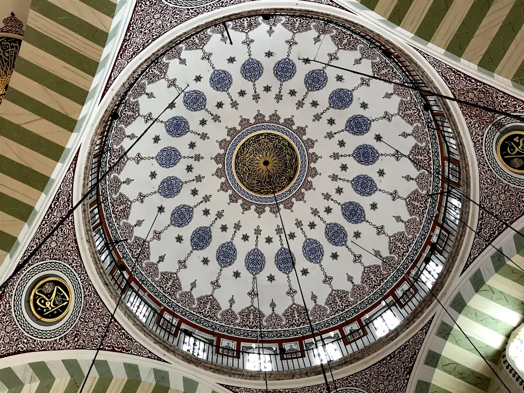 Mihrimah Sultan Camii'nin kubbesi; aşağıdan bakışta kalem işi süslemeli merkezî kubbe ve çevresindeki pencereler.