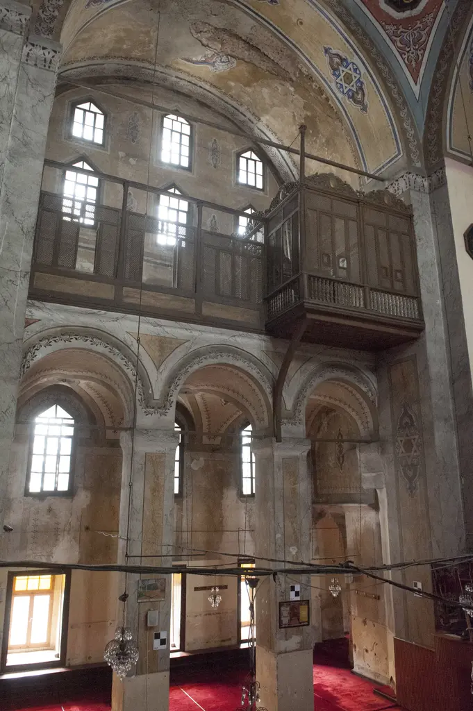 Gül Camii'nin hünkâr mahfili; konsollara oturan kafesli ahşap mahfil, yanında galeri korkuluğu, sıra sıra kemerli pencereler ve altta üçlü kemer dizisi.
