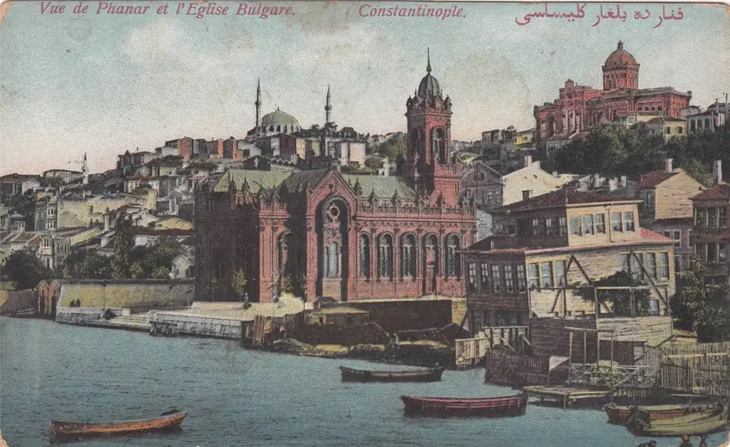 Yirminci yüzyıl başından bir kartpostal; Haliç kıyısındaki ahşap evler, kayıklar ve yamacın tepesinde okul binası.