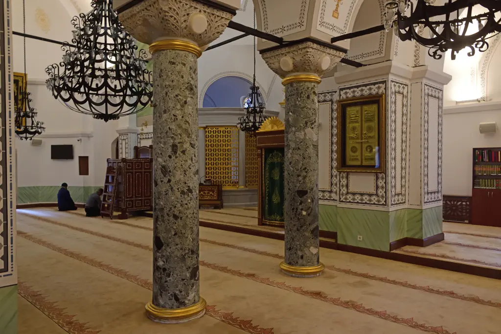 Koca Mustafa Paşa Camii'nin harimi; yeşilimsi damarlı iki devşirme mermer sütun ve yaldızlı başlıklar, aralarında büyük dövme demir avizeler, duvarlarda hat levhaları, krem kırmızı halı.