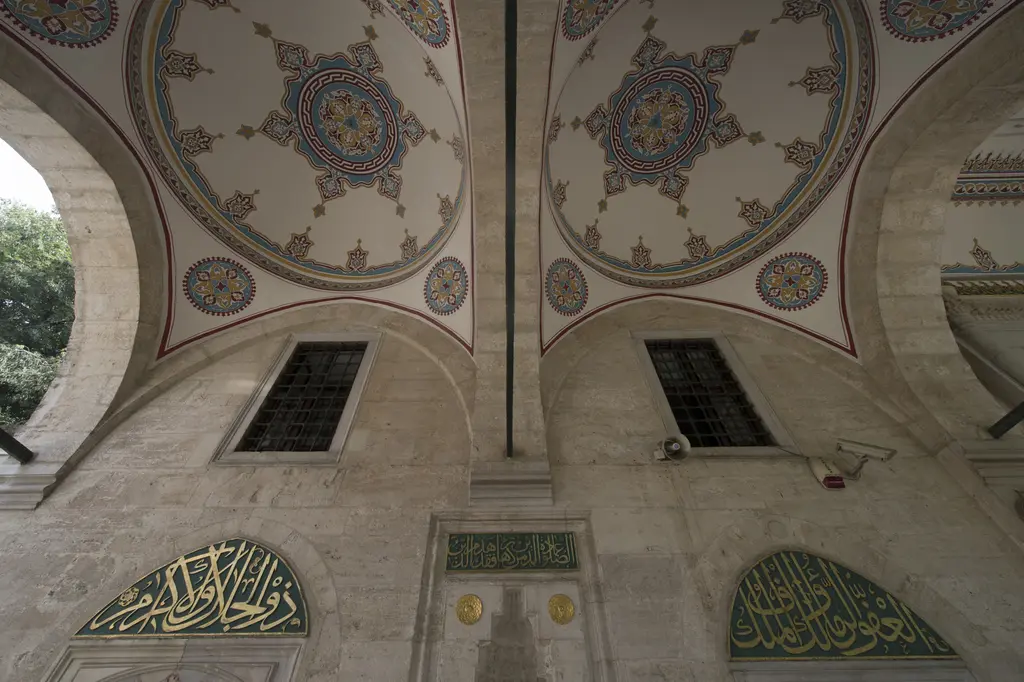 Nişancı Mehmed Paşa Camii'nin revak kubbelerinin içi; kalem işi göbekler, kemerler, pencere üstlerinde yeşil zeminli yazı levhaları.