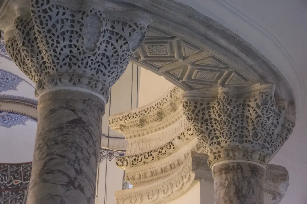 Küçük Ayasofya Camii'nde iki delik işi başlık ve aralarında uzanan mermer arşitrav; oyma bantta Yunanca büyük harfler, yumurta ok ile inci dizisi bezemeleri, solda hat levhası.
