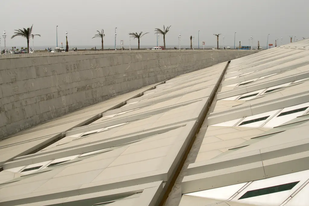 İskenderiye'de Bibliotheca Alexandrina; eğik disk biçimli modern kütüphane ve önündeki havuz.