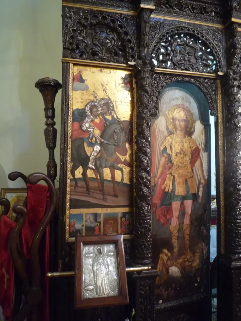 Kanlı Kilise'nin ikonostasisinde ikonalar; atlı bir aziz, zırhlı ve kılıçlı bir başmelek, oymalı ahşap çerçeveler ve önde gümüş kaplı küçük ikona.