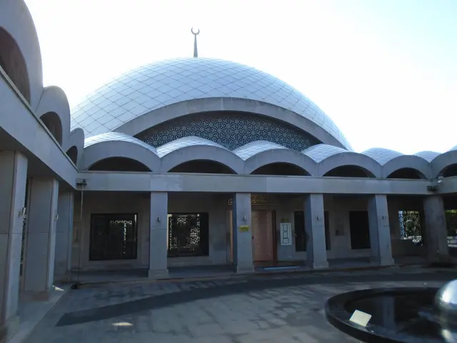 Üsküdar'da Şakirin Camii; balık pulu kaplı gümüş renkli kubbe, önünde kemerli revaklar ve avluda çelik küreli şadırvan.