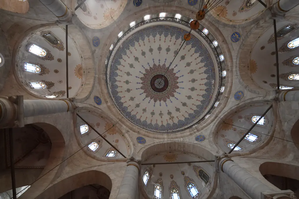 Eyüp Sultan Camii'nin kubbesi; aşağıdan bakışla kalem işi göbek, pencereli kasnak ve çevredeki yarım kubbeler.
