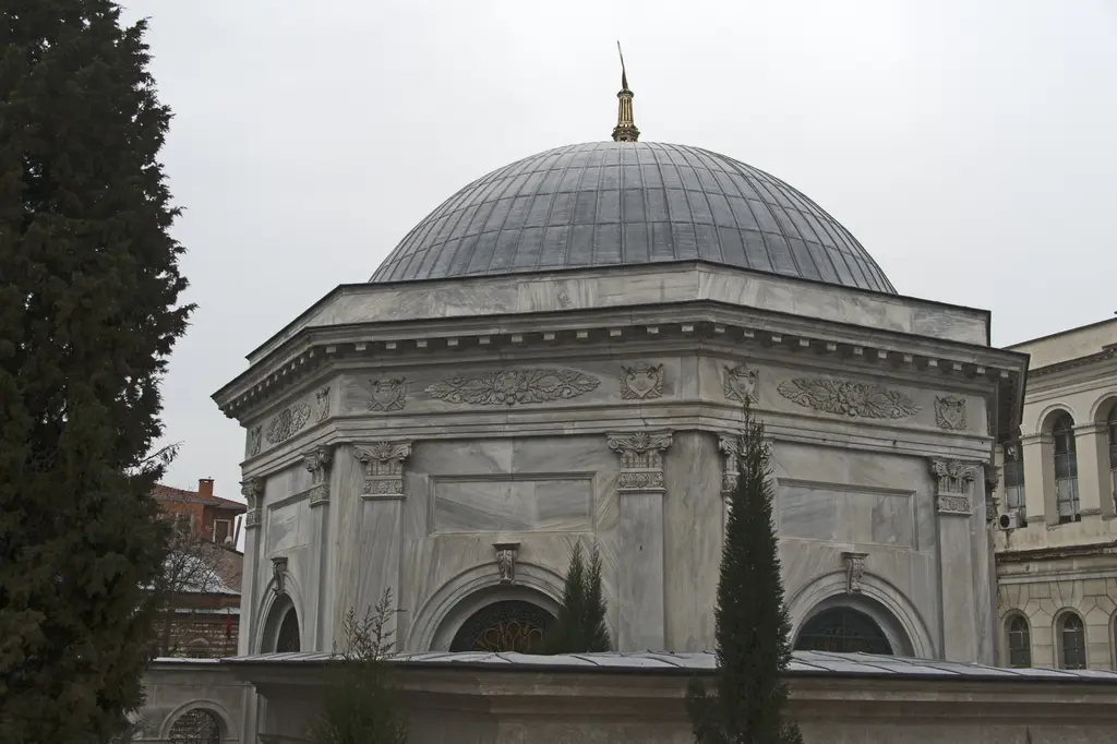 Divanyolu'nda II. Mahmud Türbesi; mermer kaplı sekizgen gövde, kurşun kaplı büyük kubbe, tepede altın alem, yanında servi ve arkada avlu kanadı.