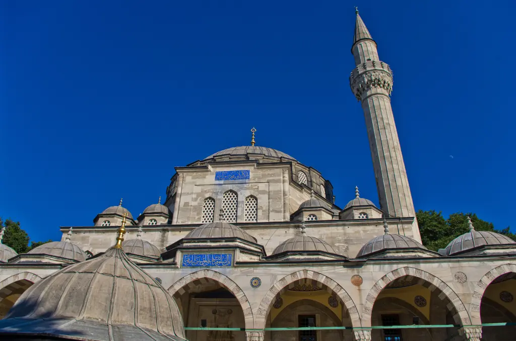 Kadırga'da Sokullu Mehmed Paşa Camii; kurşun kaplı ana kubbe, köşelerdeki ağırlık kuleleri, tek şerefeli minare ve önündeki revaklı avlu.