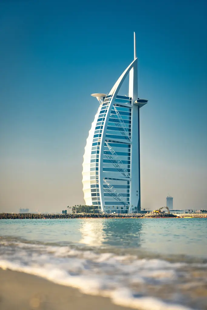 Dubai'de Burj Al Arab; denizin üzerine yelken biçiminde kurulmuş lüks otel ve önündeki plaj.