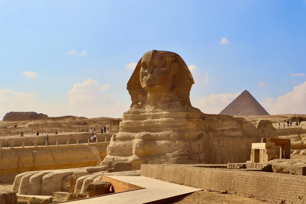 Giza'da Büyük Sfenks; aslan gövdeli-insan başlı dev heykel ve arkasında Kefren Piramidi.