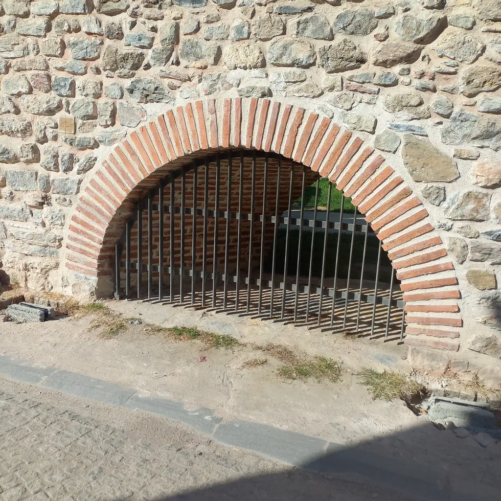 Anadolu Hisarı surunda kemerli açıklık; moloz taş duvarda tuğla kemer ve demir parmaklık.