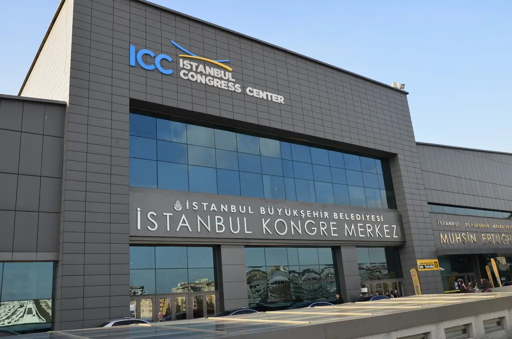 Harbiye'de İstanbul Kongre Merkezi; koyu gri kaplamalı, cam bantlı modern cephe ve üstünde merkezin Türkçe ve İngilizce adı.