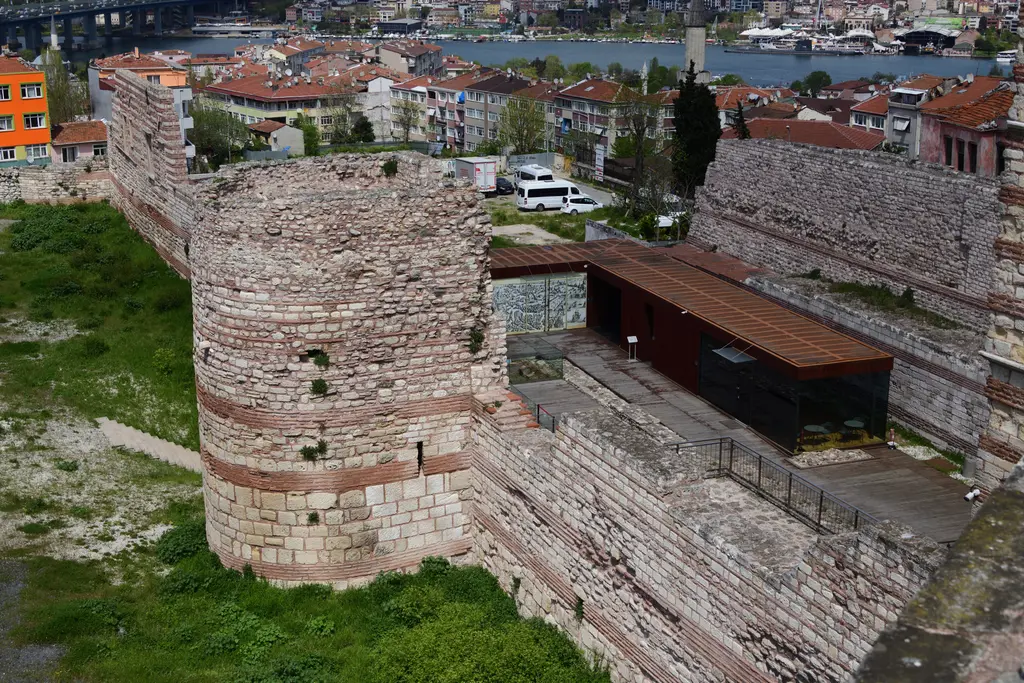 Tekfur Sarayı'nın çevresi yüksekten; kara surlarının burçları, sur boyunca uzanan yol, arkada Haliç'e inen mahalle ve kırmızı çatılar.