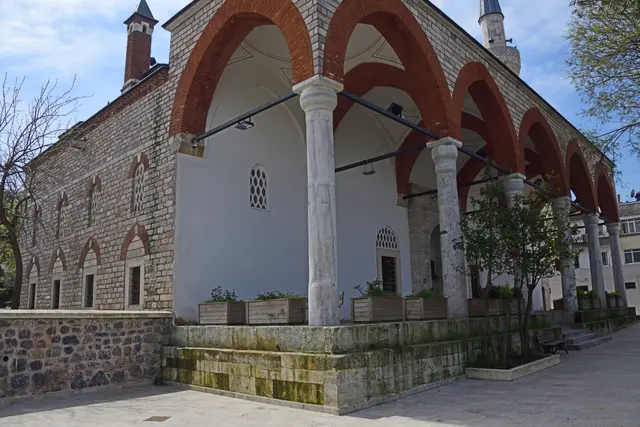 Üsküdar'da Rum Mehmed Paşa Camii; kırmızı tuğla kemerli son cemaat revakı, mermer sütunlar ve taş kaide.