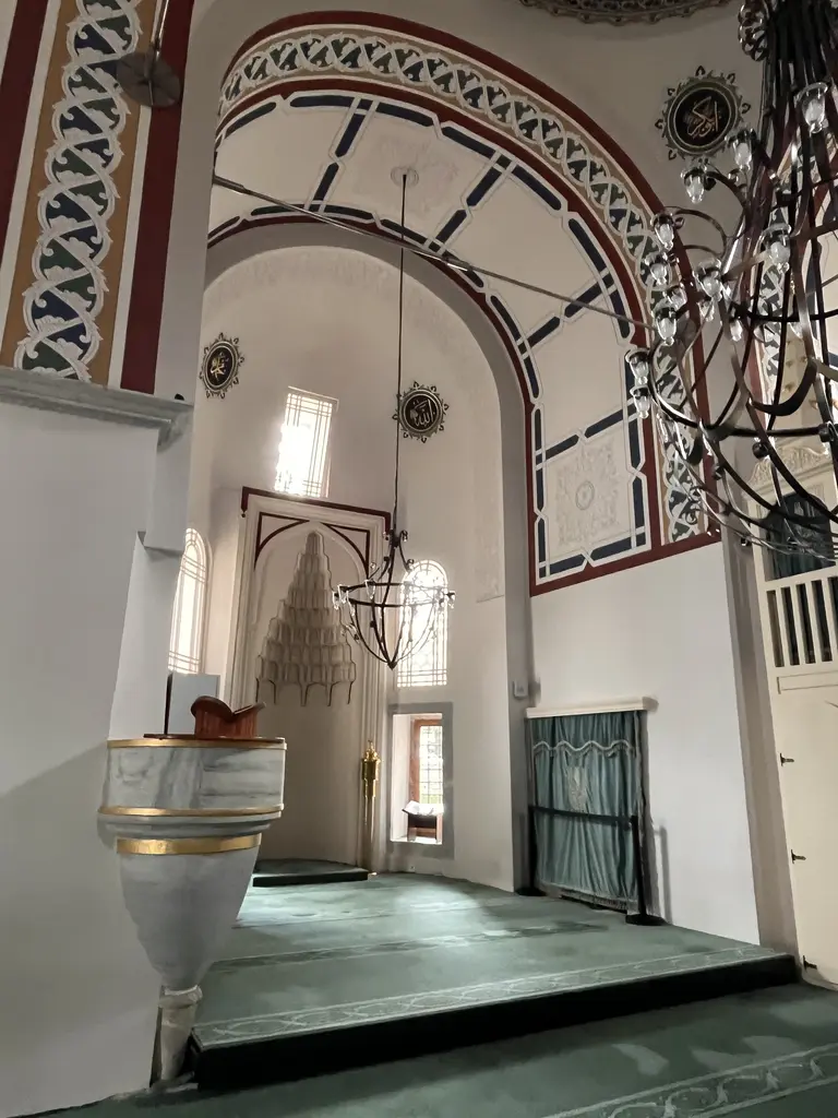 Atik Mustafa Paşa Camii'nin mihrabı; beyaz mermer mukarnaslı niş, iki yanında dar pencereler, önde beyaz mermer vaaz kürsüsü, üstte kırmızı lacivert kalem işli kemer.