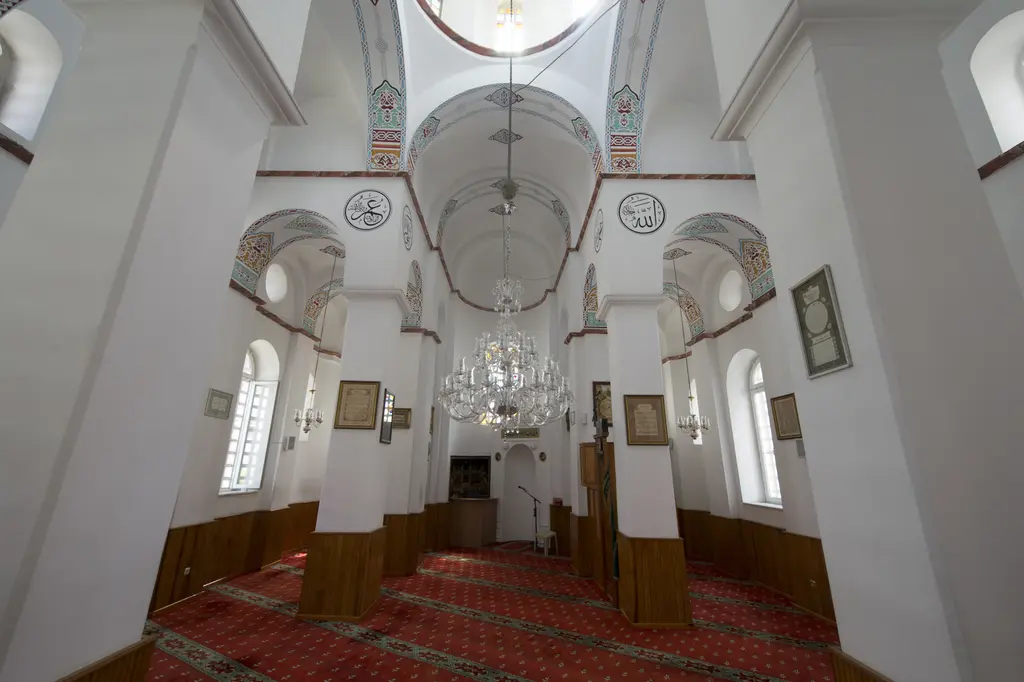 Bodrum Camii'nin harimi mihrap yönünde; dört serbest paye, beyaz sıvalı kapalı haç şeması, tonozlarda kalem işi bordürler, kristal avize ve kırmızı saflı halı.