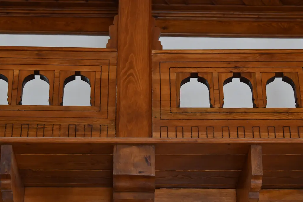 Şah Sultan Camii'nin mahfil korkuluğu; kemerli açıklıklı ahşap panolar, direk başlığı ve ahşap kirişler.