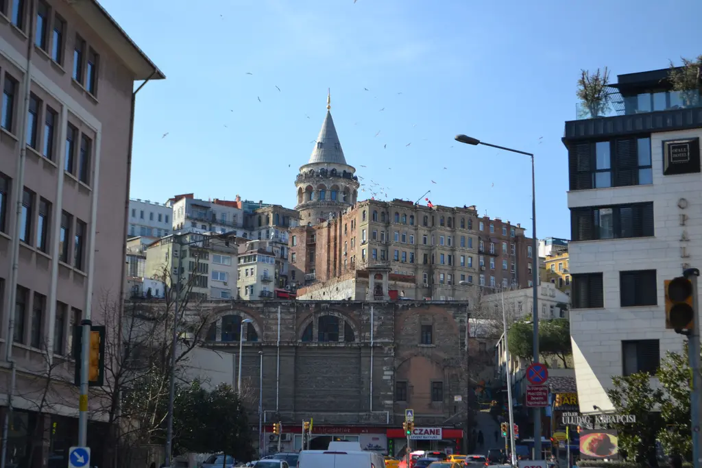 Karaköy'den Galata Kulesi; önde caddeler ve trafik ışıkları, ortada eski binalar ve tepede taş kule.